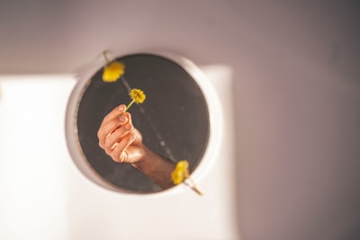 手持黑色粉末白色陶瓷板的人员